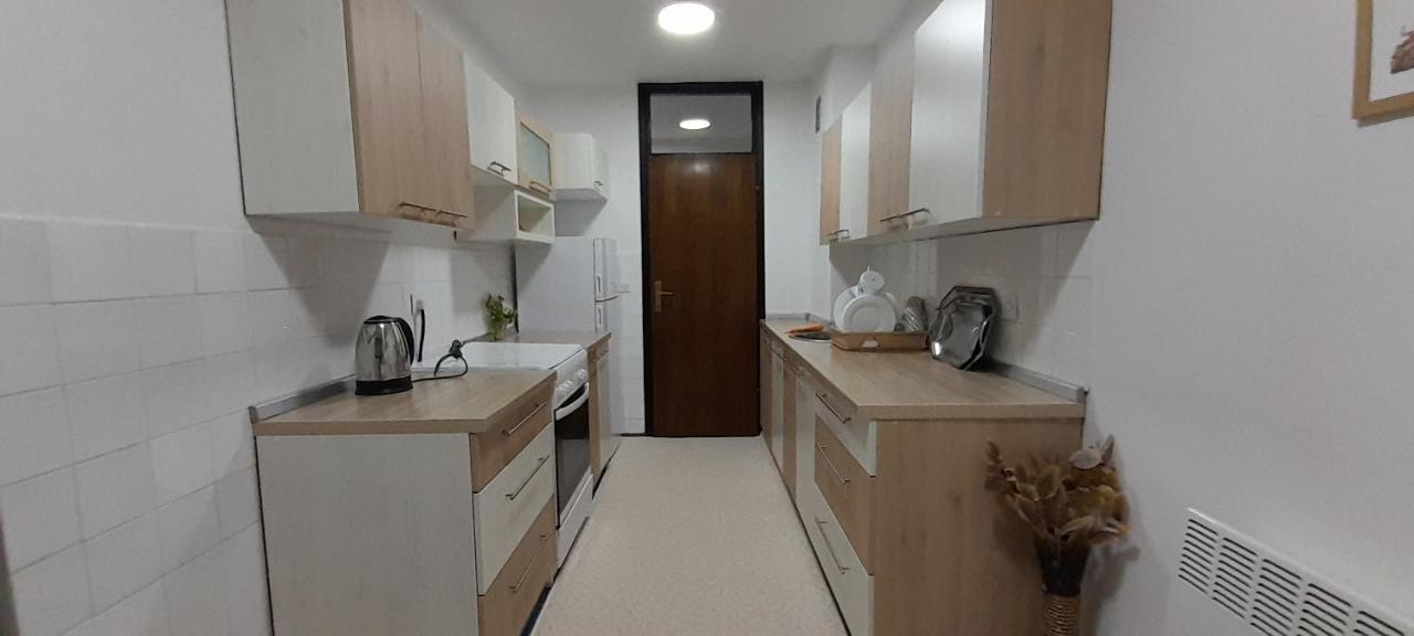 Cozy And Sunny Apartment Near The Airport Sarajevo Extérieur photo