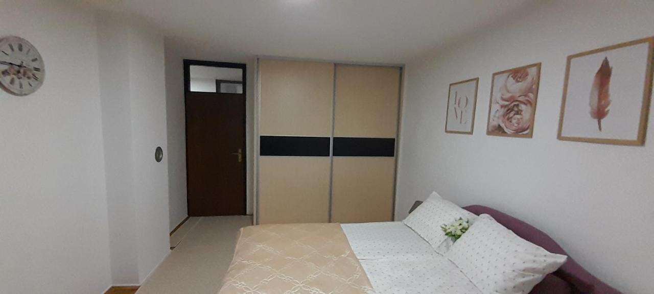 Cozy And Sunny Apartment Near The Airport Sarajevo Extérieur photo