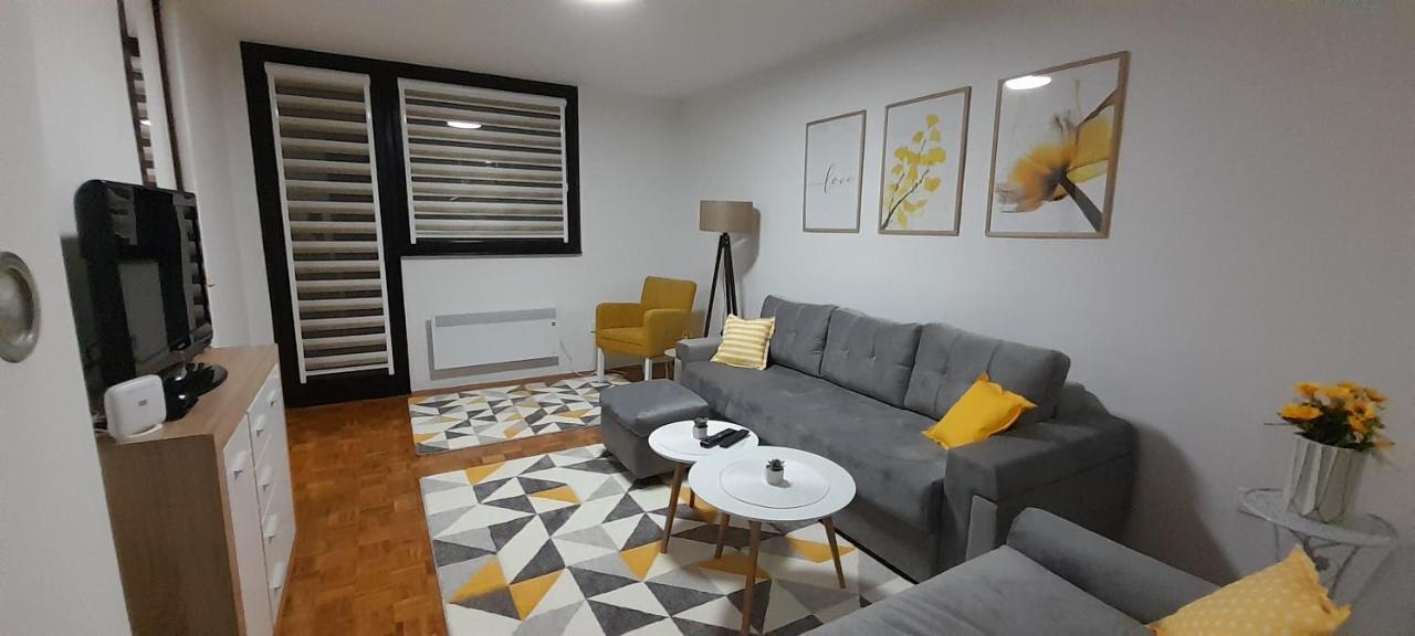 Cozy And Sunny Apartment Near The Airport Sarajevo Extérieur photo