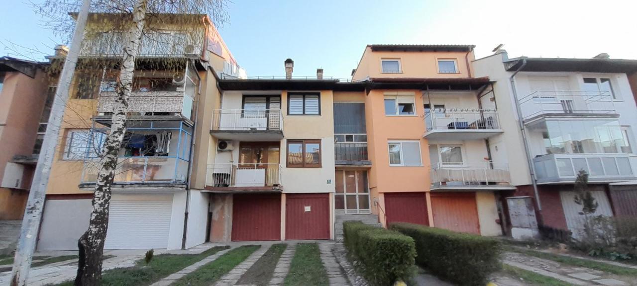 Cozy And Sunny Apartment Near The Airport Sarajevo Extérieur photo