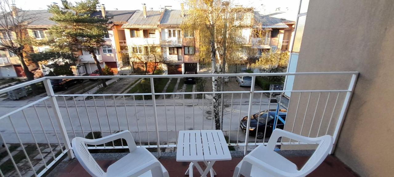 Cozy And Sunny Apartment Near The Airport Sarajevo Extérieur photo