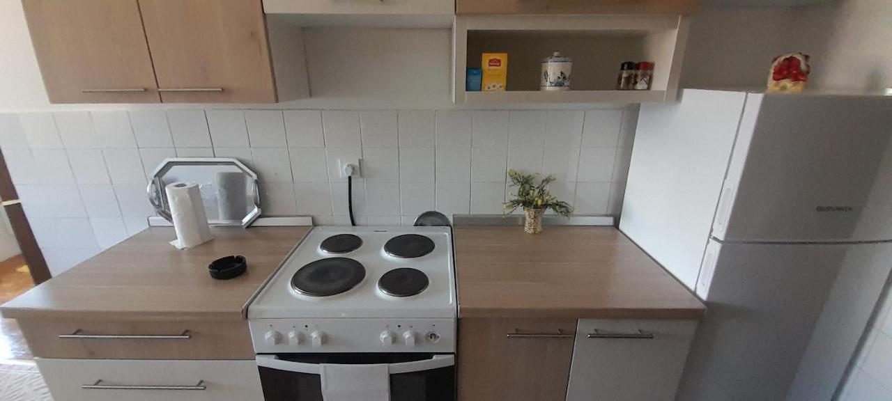 Cozy And Sunny Apartment Near The Airport Sarajevo Extérieur photo